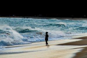 rio de janeiro, rj, brasile, 2022 - donna nel silhouette su grumari spiaggia, uno di il più selvaggia spiagge nel rio de janeiro foto