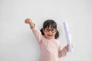 contento poco ragazze con la laurea concetto foto