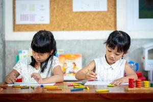 disegno e colorazione della ragazza del bambino in età prescolare foto