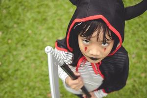 contento Halloween il carino poco ragazza nel Halloween costume foto