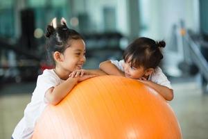 ginnastica palle e bambini su loro foto