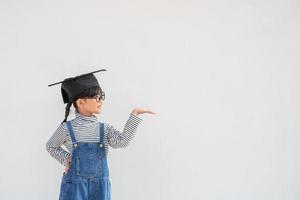 contento poco ragazze con la laurea concetto foto