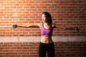 carino sportivo ragazza allenarsi nel il Palestra foto