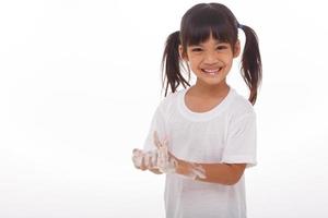 bambino lavaggio mani e mostrando insaponato palmi.su bianca sfondo foto