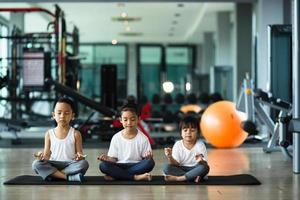 gruppo di bambini fare ginnastica esercizi foto