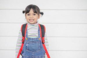 ritratto di contento poco asiatico bambino su bianca sfondo foto