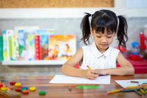 disegno e colorazione della ragazza del bambino in età prescolare foto