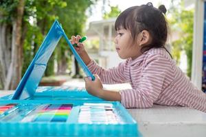 poco bambini disegno con un' colorato matita è un' bene attività per miglioramento creativo arte e grafia abilità nel bambini. concetto immagine per formazione scolastica e apprendimento passatempo. foto
