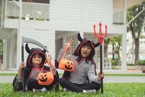 contento Halloween. fratello ragazza nel tute e con zucche nel il casa foto