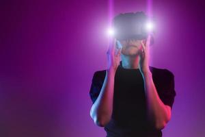 donna con bicchieri di virtuale realtà. futuro tecnologia concetto. colorato neon luci. foto