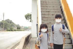 scuola bambino indossare un' viso maschera durante coronavirus e influenza scoppio. poco ragazza andando indietro per scuola dopo covid-19 quarantena e confinamento. foto