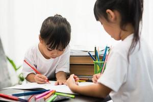 covid-19 coronavirus e apprendimento da casa, concetto di bambino a scuola a casa. i bambini piccoli studiano online imparando da casa con il laptop. foto