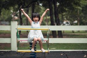 contento carino bambini avendo divertimento a terreno di gioco foto