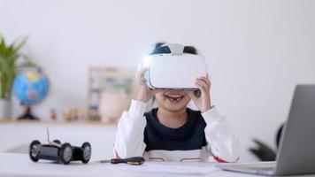 gli studenti asiatici imparano a casa a codificare auto robot e cavi di schede elettroniche in stelo, vapore, matematica ingegneria scienza tecnologia codice informatico in robotica per bambini concetto. foto