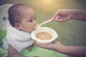 madre che allatta il suo bambino foto