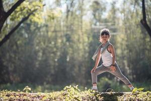 carino asiatico ragazza esercizio nel giardino sfondo foto