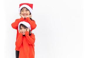 allegro Natale. bambini allegro celebrare Natale. fratelli siamo pronto per celebrare Natale o incontrare nuovo anno. foto