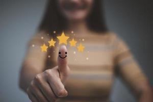 cliente valutazione feedback.donne dando positivo revisione per del cliente soddisfazione sondaggi.dare un' cinque stella valutazione. servizio valutazione, soddisfazione concetto foto