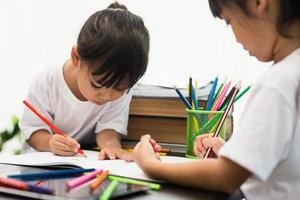 covid-19 coronavirus e apprendimento da casa, concetto di bambino a scuola a casa. i bambini piccoli studiano online imparando da casa con il laptop. foto