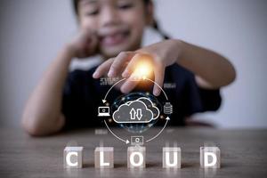 nube servizio tecnologia concetto con digitale dati Conservazione icone. foto