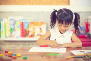 disegno e colorazione della ragazza del bambino in età prescolare foto