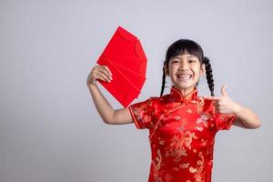 contento Cinese nuovo anno. sorridente asiatico poco ragazze Tenere rosso Busta foto