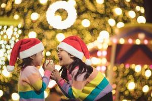 allegro Natale contento bambini con un' Magia regalo a casa vicino Natale albero foto