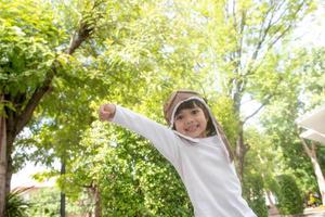 un' carino poco ragazza vestito nel un' berretto e bicchieri di un' pilota. il bambino sogni di diventare un' pilota. foto