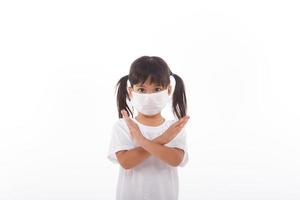 coronavirus e aria inquinamento PM2.5 concetto.poco ragazza indossare maschera per proteggere PM2.5 e mostrare fermare mani gesto per fermare corona virus focolaio.wuhan coronavirus e epidemico virus sintomi. foto
