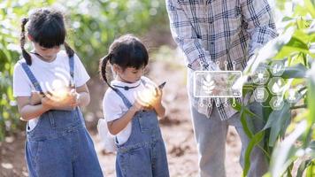 il poco ragazza usi un' tavoletta per analizzare il crescita di impianti nel il agricolo tracciare e visivo icona., il agricolo tecnologia concetto. inteligente agricoltura apprendimento concetto foto