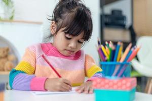 contento vacanze. asiatico poco bambini rendere carte, i regali, e decorazioni per il vacanza. carino bambini siamo impegnato nel creatività. foto