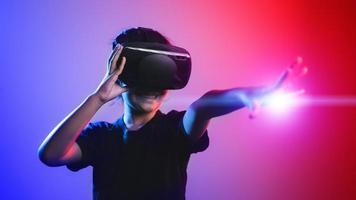 contento ragazza nel bicchieri di virtuale realtà. Augmented realtà, scienza, futuro tecnologia concetto. vr. futuristico 3d bicchieri con virtuale proiezione. neon luce. foto