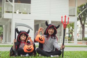 bambini nel costumi andando per trucco o trattare foto