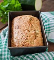 pane di zucchine con formaggio su fondo di legno foto