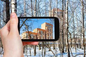 mano detiene inteligente Telefono isolato foto