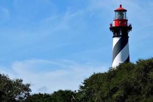 faro storico dietro gli alberi foto