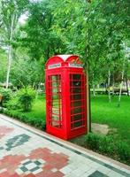 rosso telefono pubblico cabina nel il inglese stile nel gorky parco foto