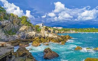 bellissimo surfer onde rocce scogliere a spiaggia puerto escondido Messico. foto