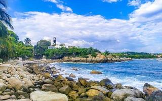 bellissimo surfer onde rocce scogliere a spiaggia puerto escondido Messico. foto