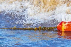 blu acqua onde e oceano con boa e corde Messico. foto