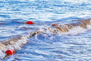 blu acqua onde e oceano con boa e corde Messico. foto