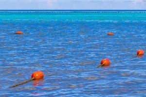 blu acqua onde e oceano con boa e corde Messico. foto