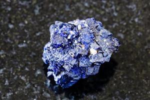 crudo azzurrite minerale cristalli su nero granito foto