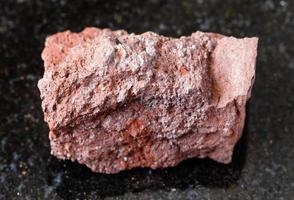 ruvido bauxite roccia su nero foto