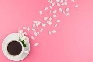 piatto posare di caffè e bianca fiori petali foto