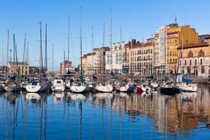 Visualizza su vecchio porta di gijon e yacht, asturie, settentrionale Spagna foto