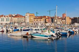 Visualizza su vecchio porta di gijon e yacht, asturie, settentrionale Spagna foto