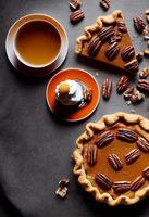 tradizionale ringraziamento, Halloween zucca torta con arrostito Noci Pecan o zucca semi. foto