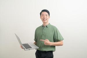 giovane uomo asiatico che usa il laptop a portata di mano foto