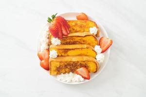 french toast con fragole fresche e panna montata foto